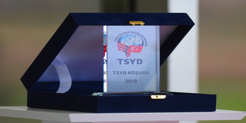 TSYD Koşusunu KREACHER Jokeyi Gökhan Gökçe’yle son 200'den sonra müthiş sprint yaparak kazandı.