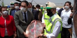 "TYAYSD Şanlıurfa şube Başkanı Yakup Elgaç, Bakan Pakdemirli'ye Plaket verdi.Yarışların başlaması için Pakdemirli nasıl bir cevap verdi."