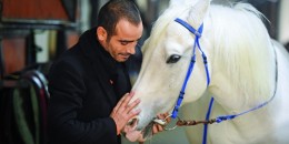 Jokey Selim Kaya "İstanbul'da ilk 3 gün bindiğim yarışlardaki kazancımı sağlıkçılara bağışlıyacağım" dedi.