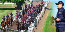 AIDAN O'BRIEN'S SQUAD Kadrosu ile sabah idmanına çıkarken ve denizde idman yapan safkanlar