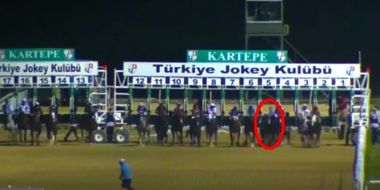 Meslektaşını start çıkışında attan düşürdü Hastane Ambulansla sevk edildi sözlü uyarı aldı