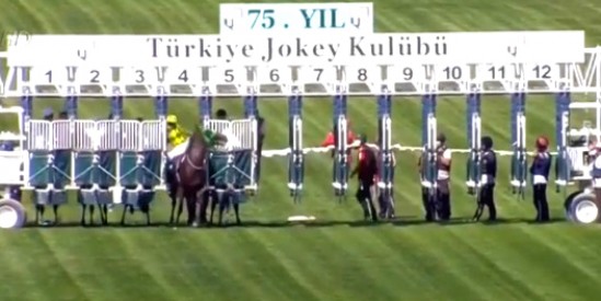 Atlar startta acelesi olan POWER SMELL start kapaklarına vurarak ahıra gitti