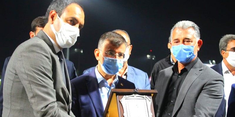 TYAYSD Şanlıurfa Şube Başkanı Yakup Elğaç miletvekili Mehmet Ali Cevheri'ye Plaket verdi