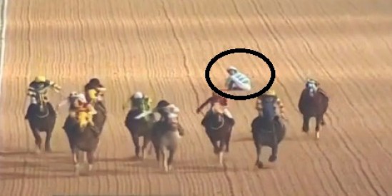 Ercan Çankaya yarış içinde safkan'dan düştü yarış komiserlerinden uyarı aldı.