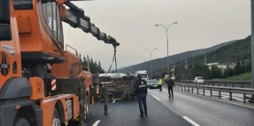 Bugün Istanbul'dan Kocaeli Kartepe Hipodromu'nda koşacak atları götüren At vanı kaza yaptı