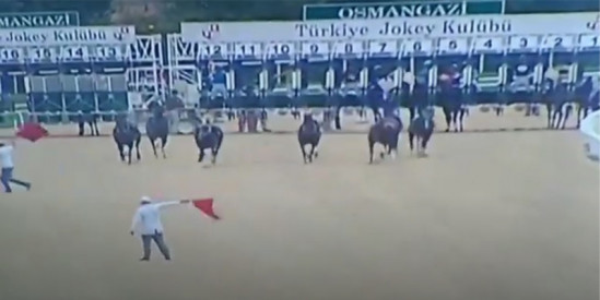 Bursa'da YOU NEVER KNOW isimli at startı verince jokeysiz atlar startan çıktı. Yarış tekrarladı.