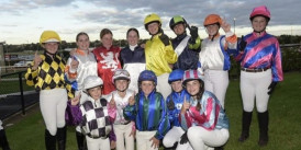 Avustralya Moonee Valley Hipodromu'nda gece ışıkları içinde ilk midilli at yarışı yapıldı