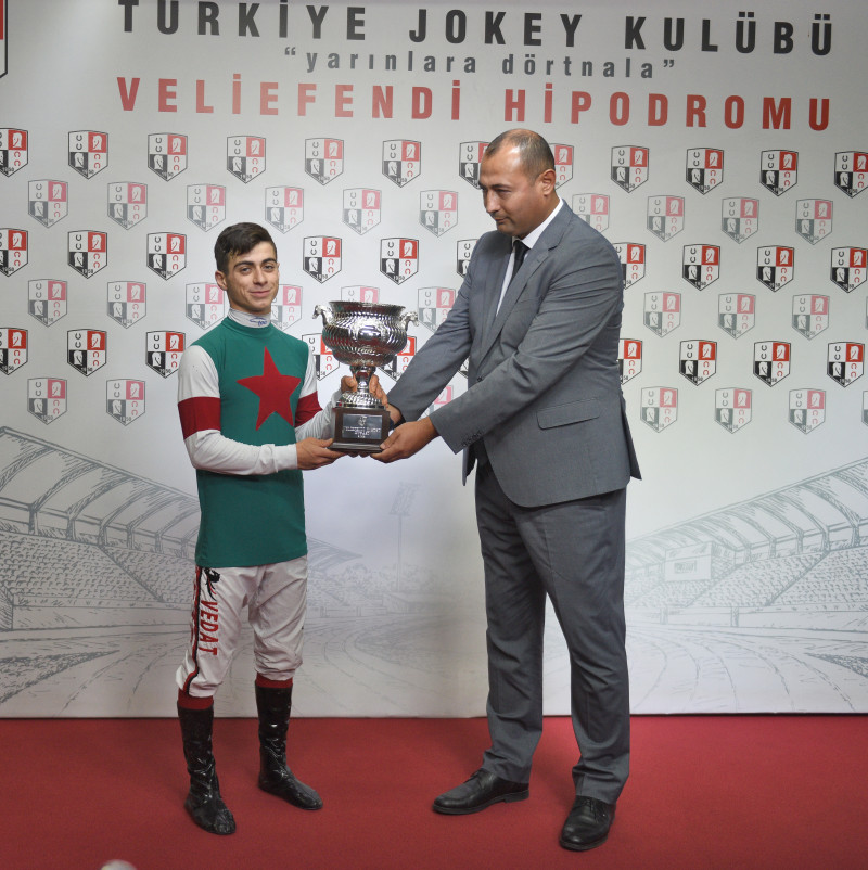 Koşunun ardından düzenlenen törende, kazanan safkanın sahibi Abdullah Adanır adına jokey Vedat Abiş'e kupasını İstanbul Hipodrom Müdürü Volkan Yıldız verdi.