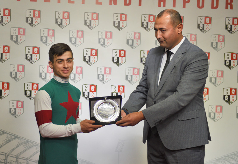 Kazanan safkanın antrenörü İbrahim Bekiroğulları adına jokey Vedat Abiş'e plaketini İstanbul Hipodrom Müdürü Volkan Yıldız takdim etti.