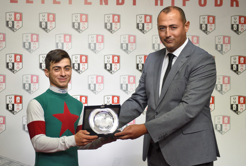 İstanbul Hipodrom Müdürü Volkan Yıldız ayrıca Vedat Abiş'e kazanan jokey olması vesilesiyle de bir plaket verdi.
