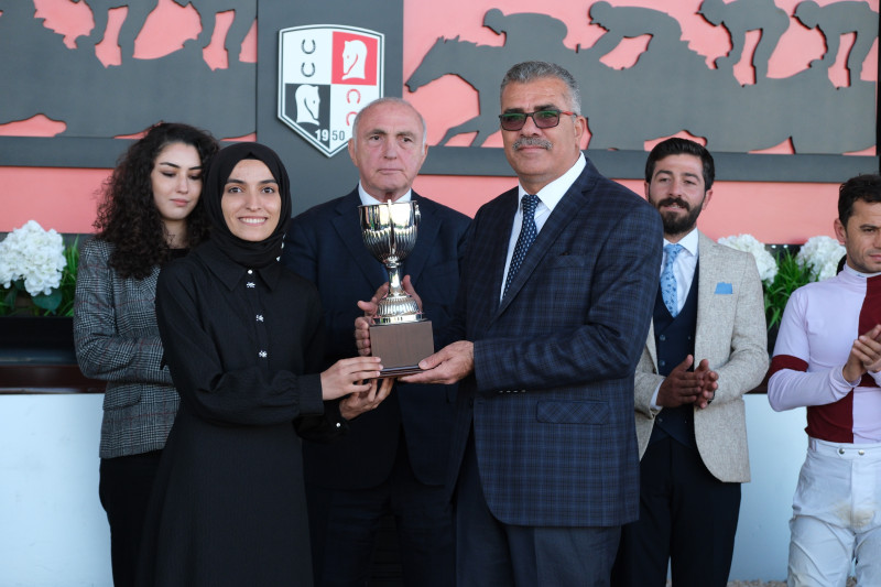 Yarışın ardından gerçekleştirilen törende, kazanan tayın sahibi Mehmet Karaarslan’a kupasını merhum jokeyimizin kızı Emine Kaya takdim etti.