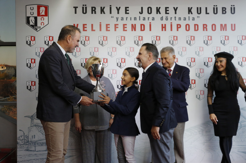Yarışın ardından düzenlenen törende, kazanan safkanın sahibi Volkan Yoncaağaç'a kupasını Sami Katırcıoğlu takdim etti.