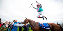 Frankie Dettori, kazandığı koşularda atın üstünden uçarak sevinir bu kez sevinci başkaydı