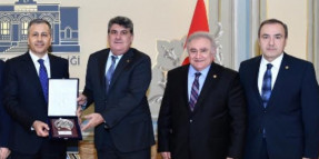 Türkiye Jokey Kulübü Başkanı Serdal Adalı İçişleri Bakanı Ali Yerlikaya'yı ziyaret etti