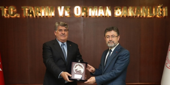 Türkiye Jokey Kulübü Başkanı Serdal Adalı ve Yönetim Kurulu üyeleri Tarım Orman Bakanı İbrahim Yumaklı'yı ziyaret etti