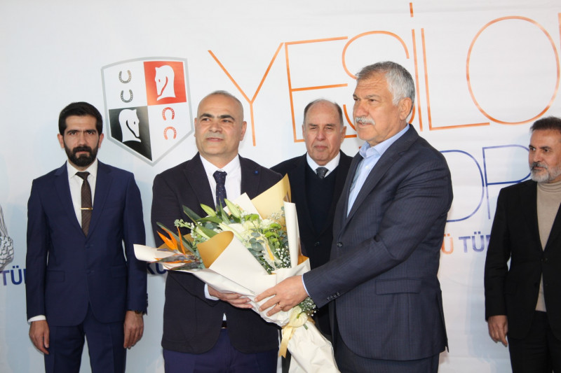 Yarışın ardından düzenlenen törende kazanan atın sahibi Ali Murat Şen'e kupasını ve çiçeğini Adana Büyükşehir Belediye Başkanı Zeydan Karalar verdi.